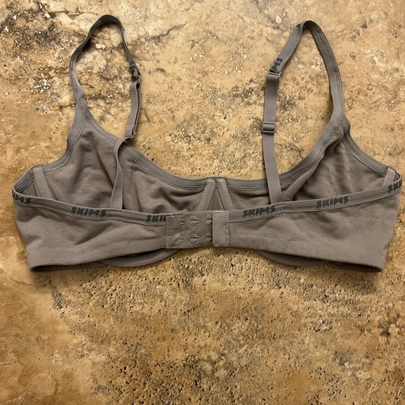 SKIMS logo grey bra with under wire. Size 38D - Picture 2 of 6